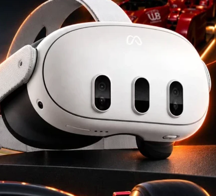 Óculos de realidade virtual Meta Quest 3 sobre um pedestal, com carros de Fórmula 1 ao fundo